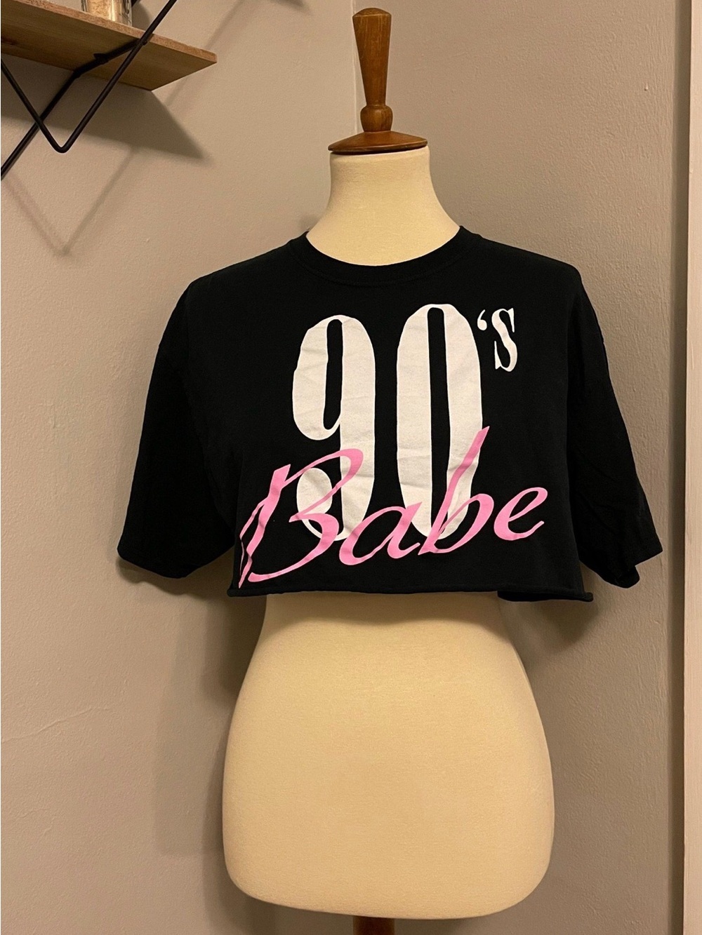 Black '90's Babe' Cropped Graphic Tee - Pink & White Print